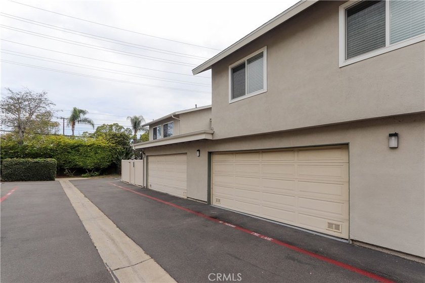 Beautifully Updated 3-Bedroom, 2-Bath Townhouse with an Attached - photo 27