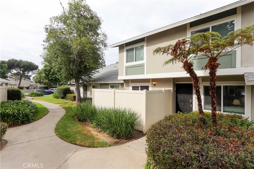 Beautifully Updated 3-Bedroom, 2-Bath Townhouse with an Attached - photo 28