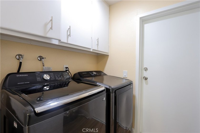 Beautifully Updated 3-Bedroom, 2-Bath Townhouse with an Attached - photo 29