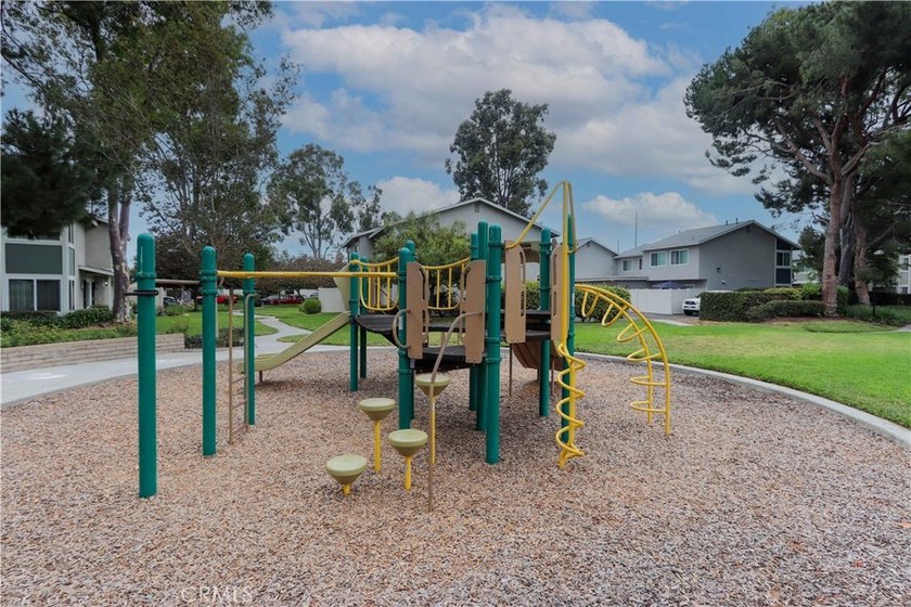 Beautifully Updated 3-Bedroom, 2-Bath Townhouse with an Attached - photo 33