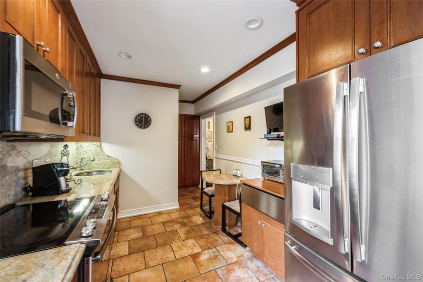 Elegant, pristine, and spacious 2-bedroom, renovated 2.5-bath - photo 11