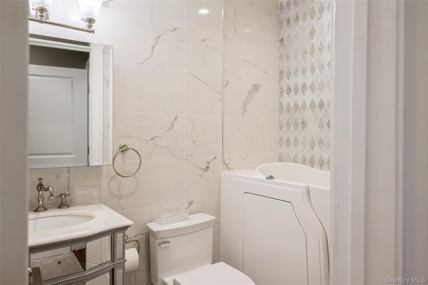 Elegant, pristine, and spacious 2-bedroom, renovated 2.5-bath - photo 14