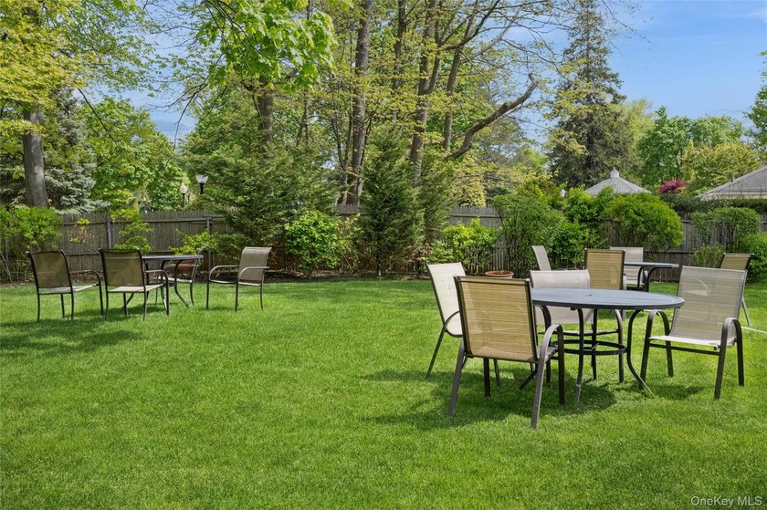 Elegant, pristine, and spacious 2-bedroom, renovated 2.5-bath - photo 23