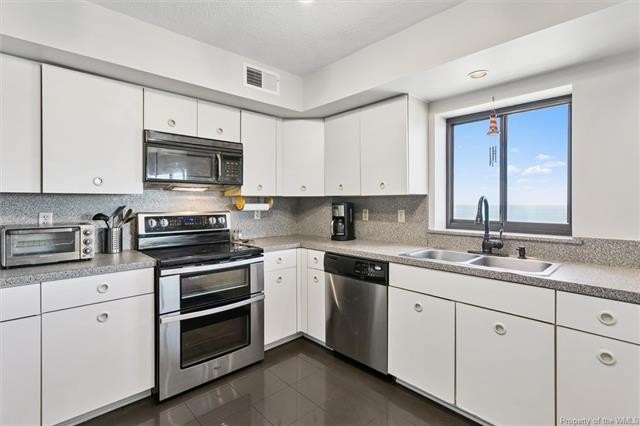 Truly one-of-a-kind at just over 2400 sq ft, this spectacular - photo 3