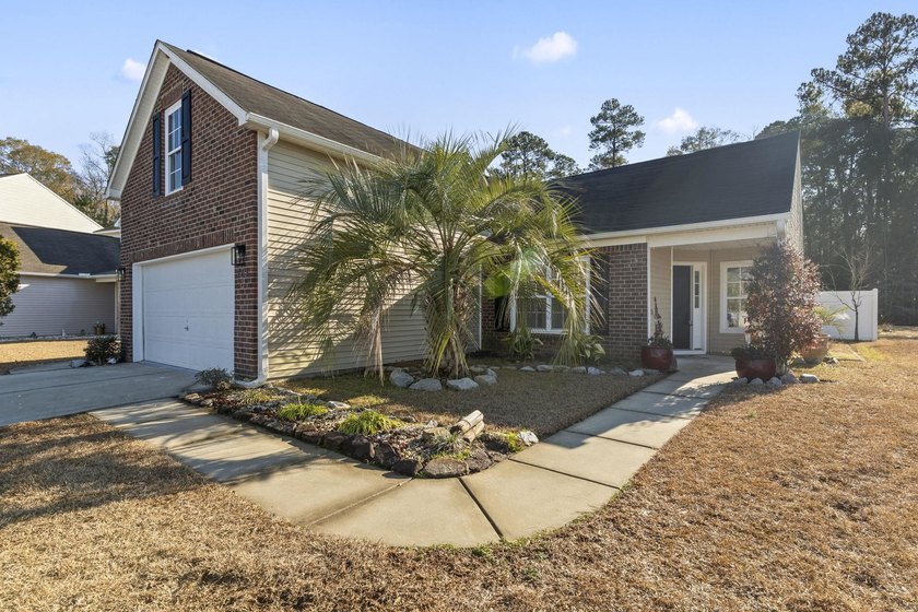 Welcome to this beautifully fully renovated 3 bedrooms, 2 and a - photo 3