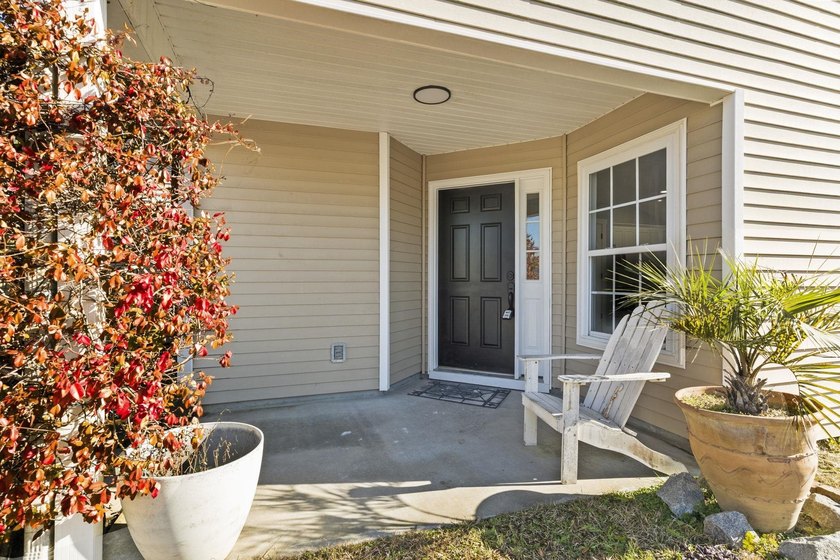 Welcome to this beautifully fully renovated 3 bedrooms, 2 and a - photo 4