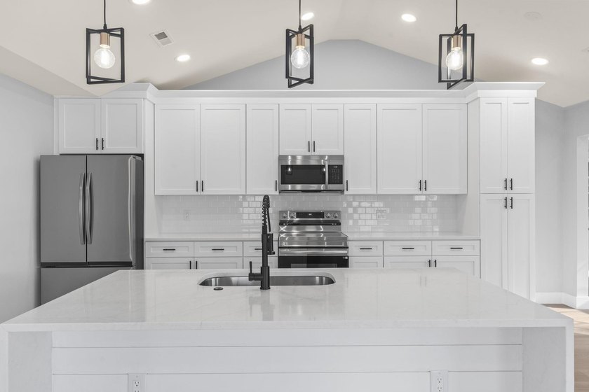 Welcome to this beautifully fully renovated 3 bedrooms, 2 and a - photo 7