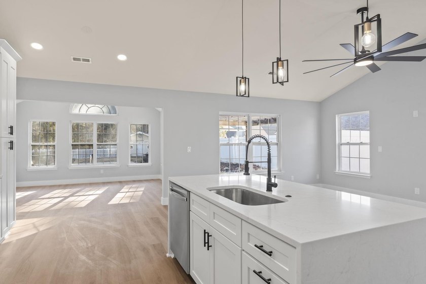 Welcome to this beautifully fully renovated 3 bedrooms, 2 and a - photo 9