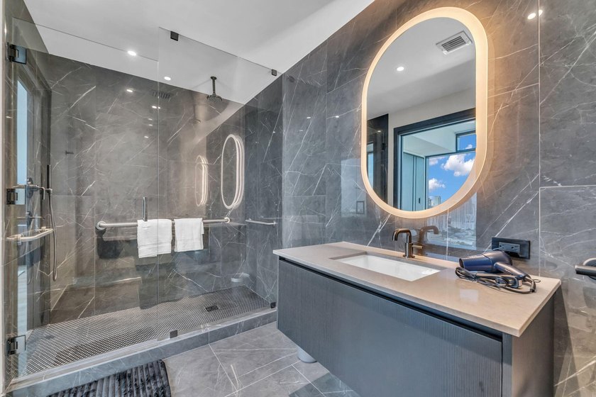 Great opportunity to purchase this fabulous condo. Owner is open - photo 15