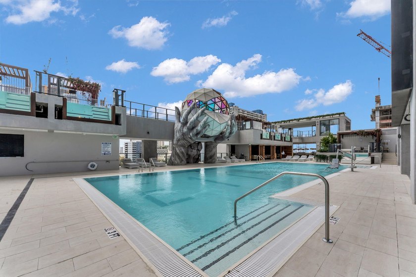 Great opportunity to purchase this fabulous condo. Owner is open - photo 16