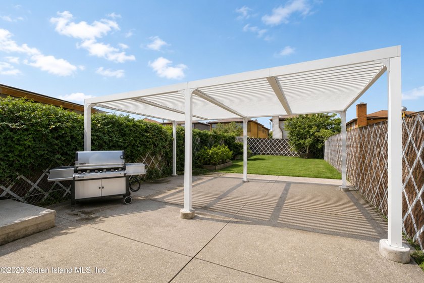 Welcome to 308 Travis Avenue, Staten Island, NY a beautifully - photo 5