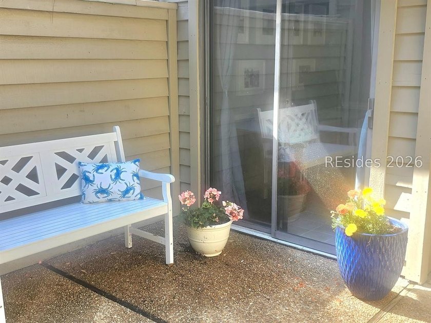 Beautiful 2-bedroom, 2.5-bath townhome located in the highly - photo 3