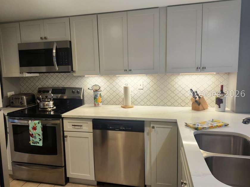 Beautiful 2-bedroom, 2.5-bath townhome located in the highly - photo 9