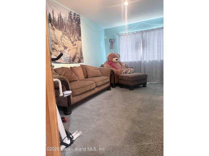 Welcome to 15 Phyllis Ct., a charming 1600 square foot, 3-story - photo 3