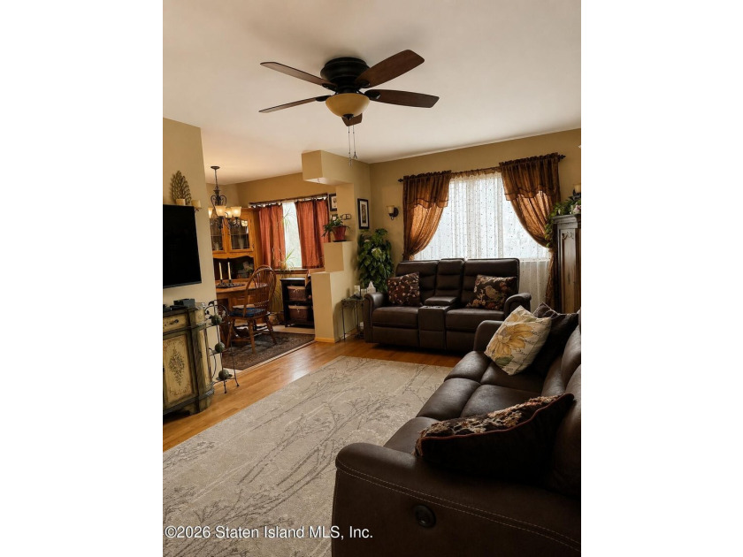 Welcome to 15 Phyllis Ct., a charming 1600 square foot, 3-story - photo 8