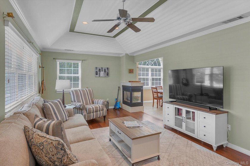 Welcome home to this highly sought-after, beautifully maintained - photo 3