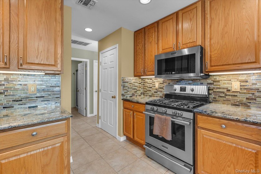 Welcome home to this highly sought-after, beautifully maintained - photo 8