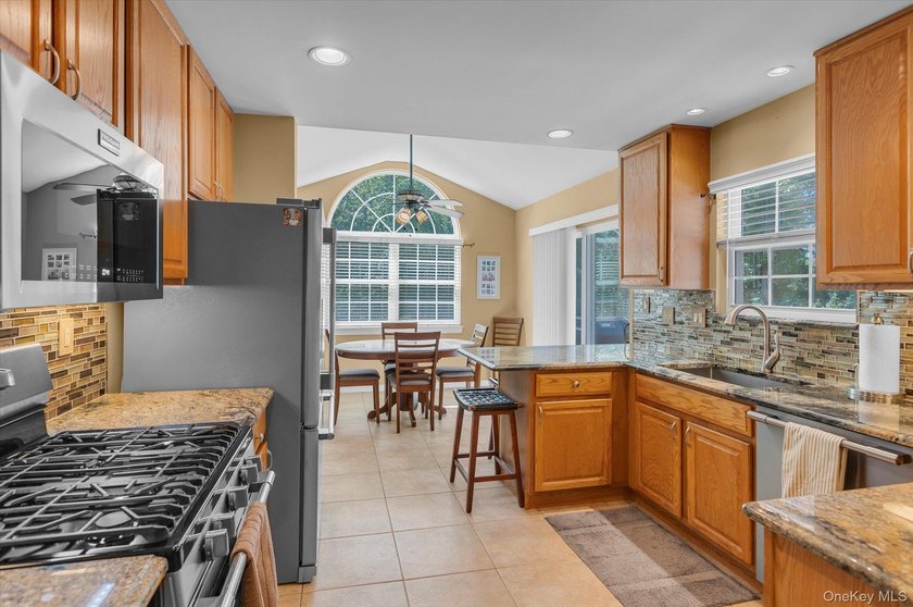 Welcome home to this highly sought-after, beautifully maintained - photo 9