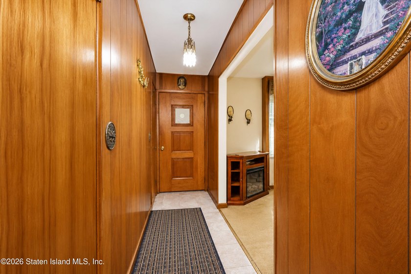 This Ranch home is situated in Westerleigh by manor Rd and - photo 3