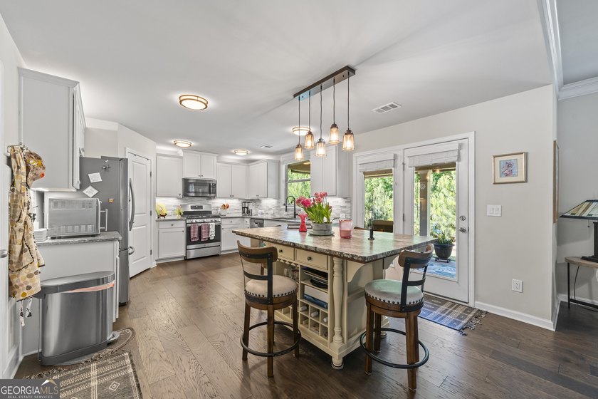 Beautifully maintained and showing like new, this 5 bedroom, 3 - photo 21