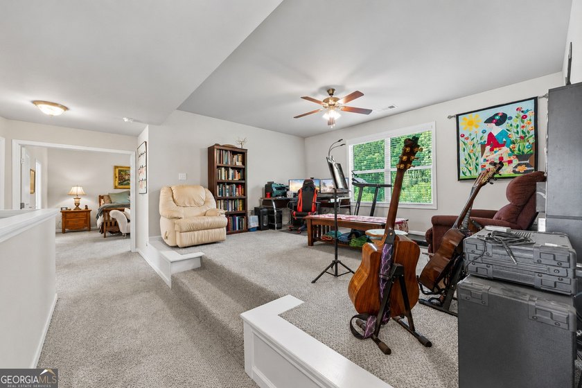 Beautifully maintained and showing like new, this 5 bedroom, 3 - photo 34