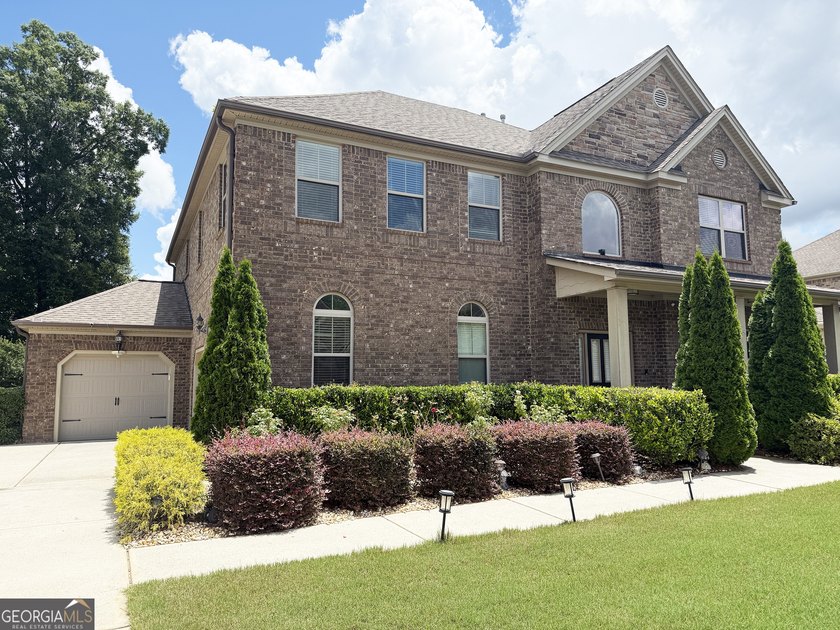 Experience comfort and quality in this beautifully constructed - photo 2