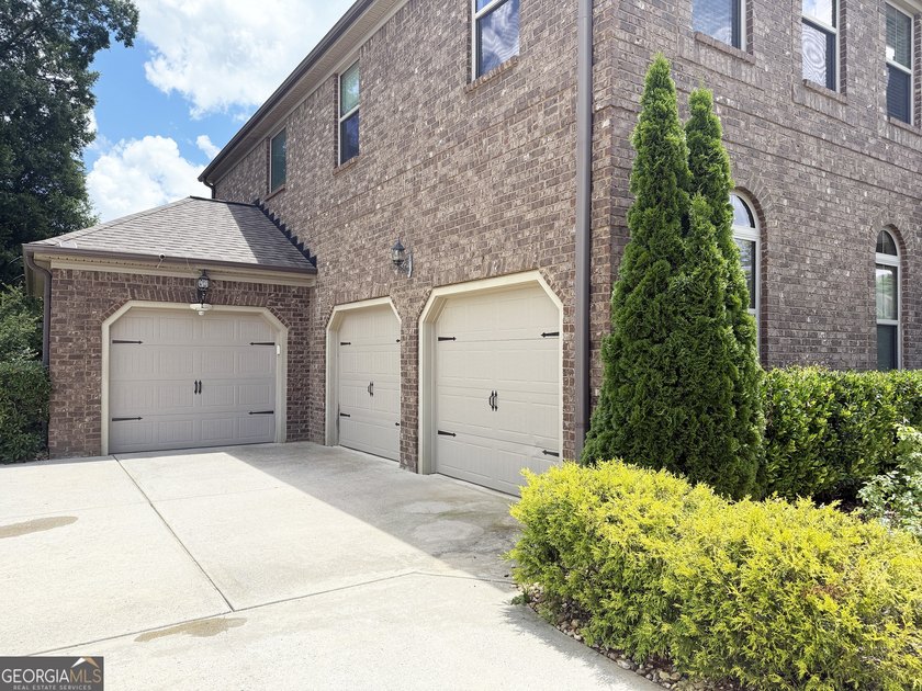 Experience comfort and quality in this beautifully constructed - photo 3