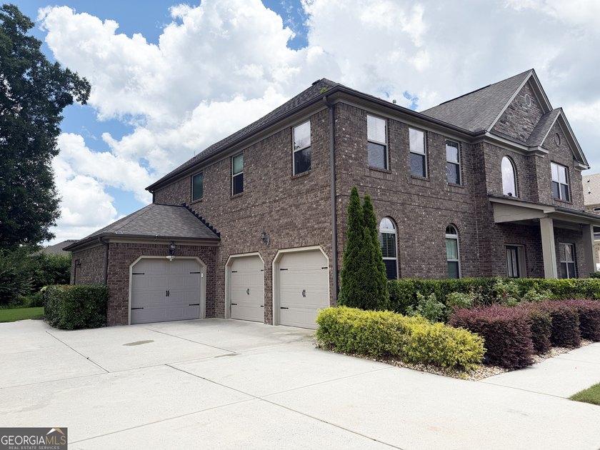 Experience comfort and quality in this beautifully constructed - photo 4