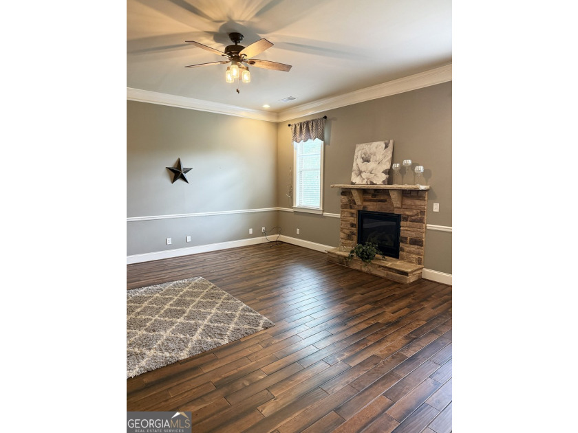 Experience comfort and quality in this beautifully constructed - photo 8