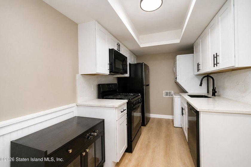Welcome to 21 Bunnell Court! Charming and full of character - photo 6