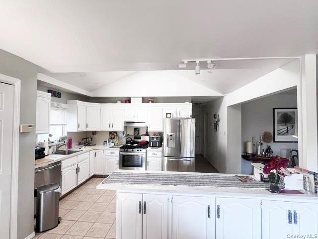 4 bedroom, 2 bath East Rockaway Recently Renovated High Ranch - photo 4