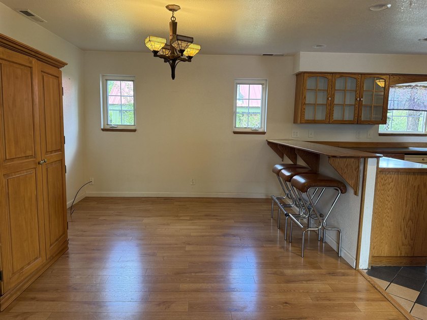 Beautiful home on a spacious lot in Westwood! This 4-bedroom, 2 - photo 13