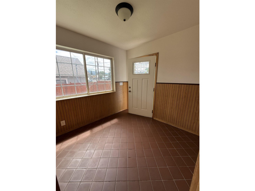 Beautiful home on a spacious lot in Westwood! This 4-bedroom, 2 - photo 16