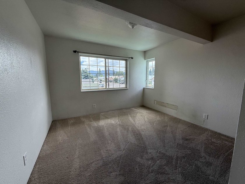 Beautiful home on a spacious lot in Westwood! This 4-bedroom, 2 - photo 19