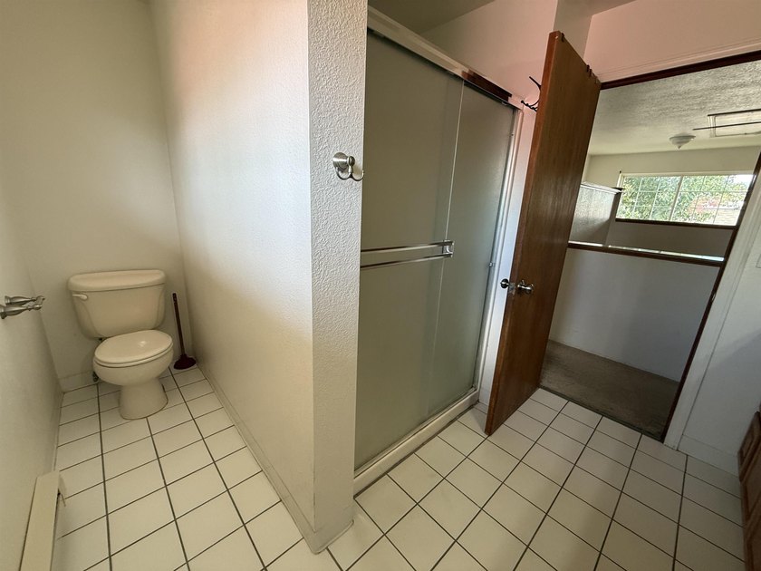Beautiful home on a spacious lot in Westwood! This 4-bedroom, 2 - photo 23