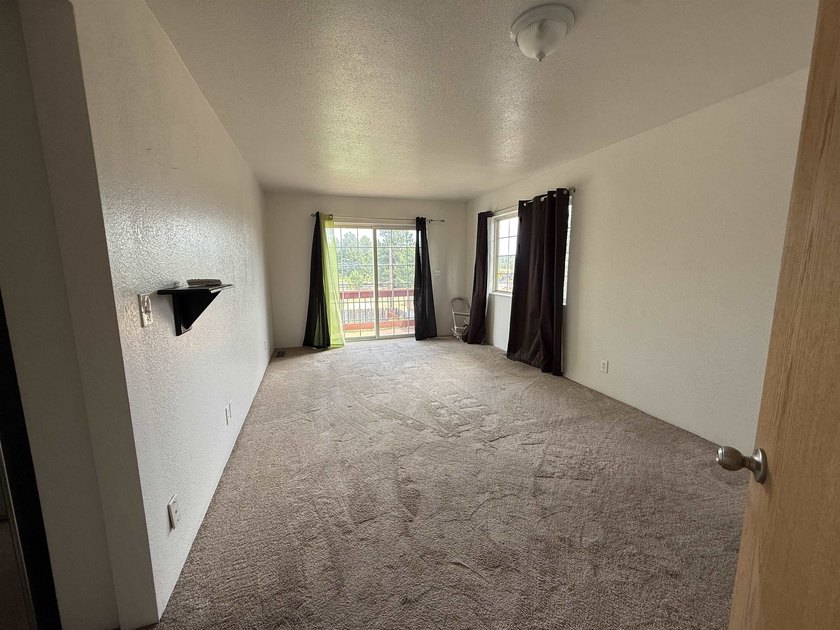 Beautiful home on a spacious lot in Westwood! This 4-bedroom, 2 - photo 25
