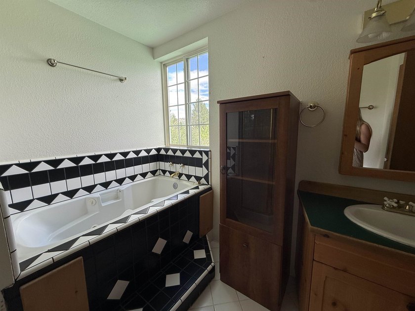 Beautiful home on a spacious lot in Westwood! This 4-bedroom, 2 - photo 28