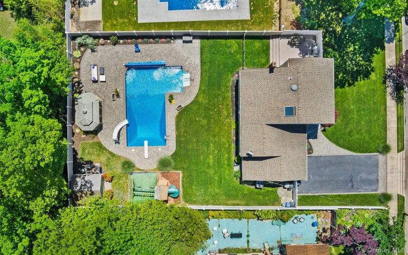 Welcome home to 939 Manor Lane in Bay Shore. This meticulously - photo 4