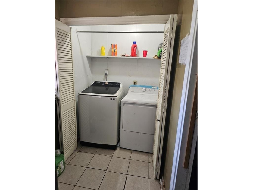 Great Location. 4 bedroom, 3 full bathroom homes is in need of - photo 9