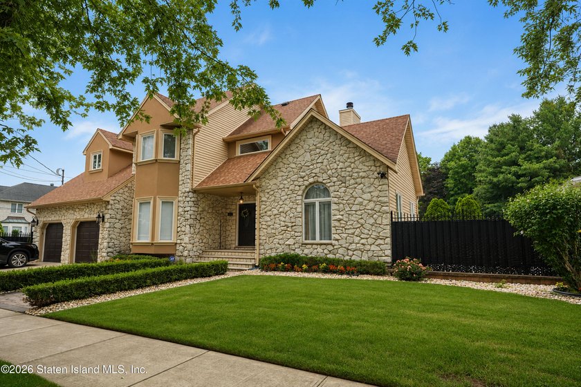Looking for a fully custom, beautifully updated home in - photo 5
