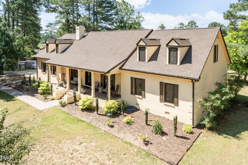 Discover this extensively renovated custom home, perfectly - photo 26