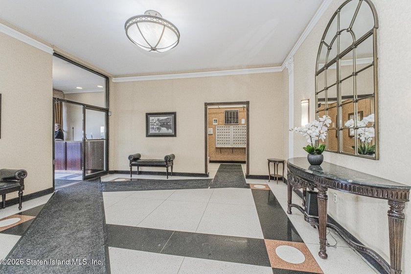 Welcome to 1000 Clove Road - The Fountains, a luxury high-rise - photo 3