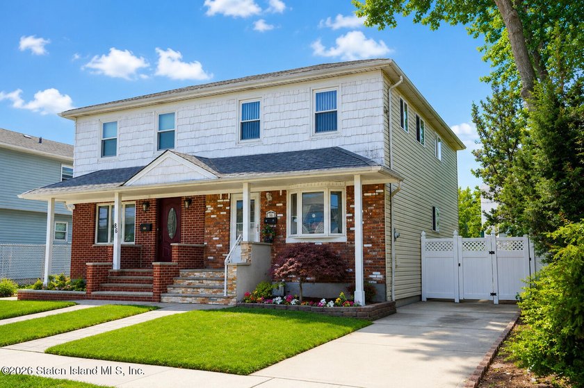 Welcome to 88 East Macon Avenue, a spacious 18-foot-wide - photo 2