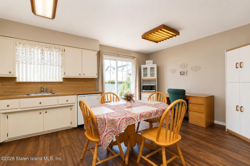 Welcome to 88 East Macon Avenue, a spacious 18-foot-wide - photo 10