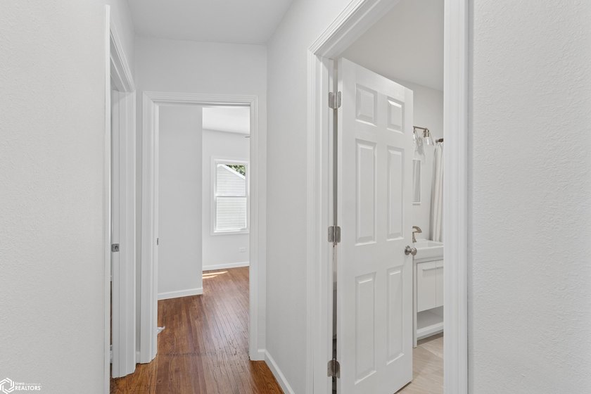 Beautifully remodeled and move-in ready, this charming home - photo 11