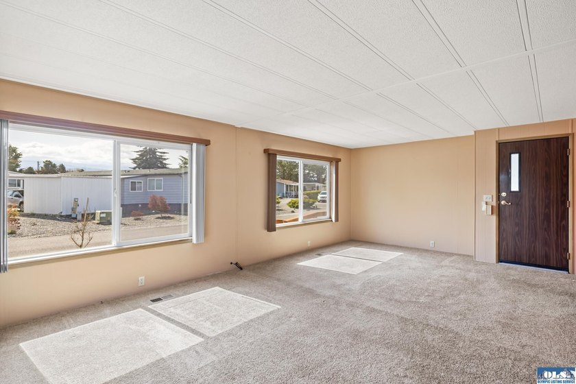 Gorgeous, panoramic mountain views from your living room in this - photo 11