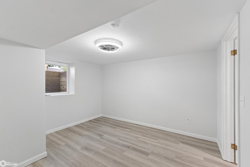 Beautifully remodeled and move-in ready, this charming home - photo 15