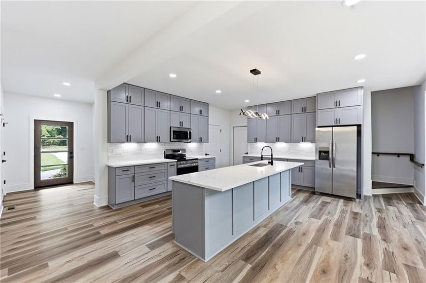 Welcome to lakeside living on Lake Lanier in the sought-after - photo 8