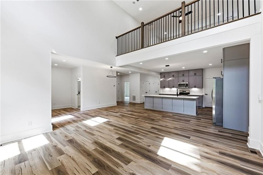 Welcome to lakeside living on Lake Lanier in the sought-after - photo 10
