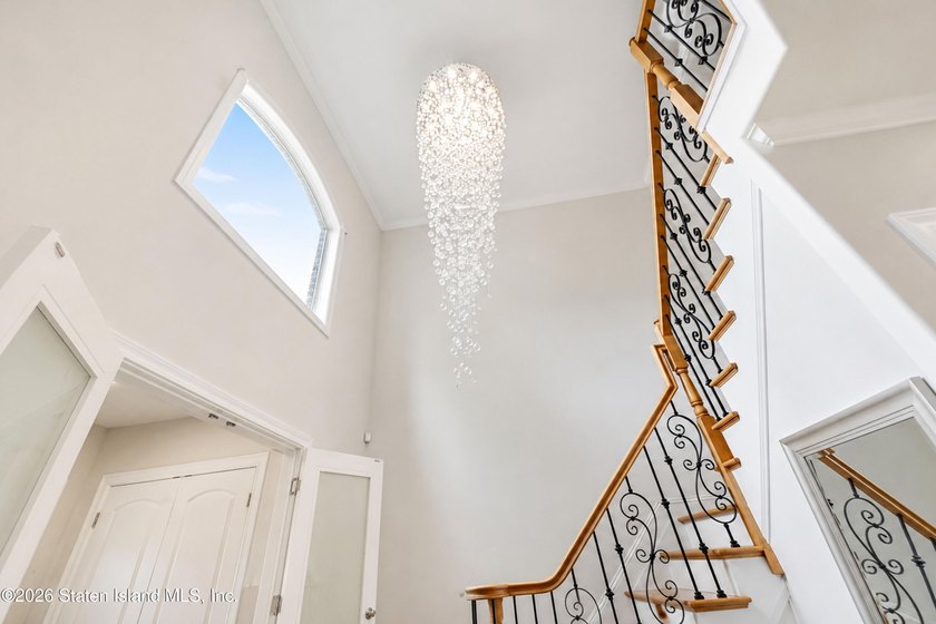 Welcome to 19 Ocean Road, located in the prestigious Dent Road - photo 7